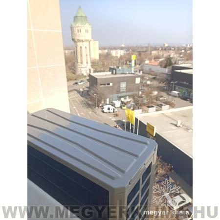 Klíma kültéri egység panelablakból, háttérben az újpesti víztorony és a Stop Shop